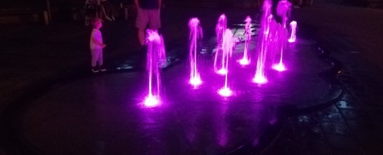 Zasvijetlila fontana na Gradskom trgu
