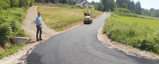 Asfaltirana dionica puta prema crkvi u Dabovcima